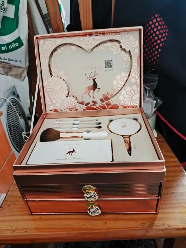 Caja de maquillaje dorada y rosa