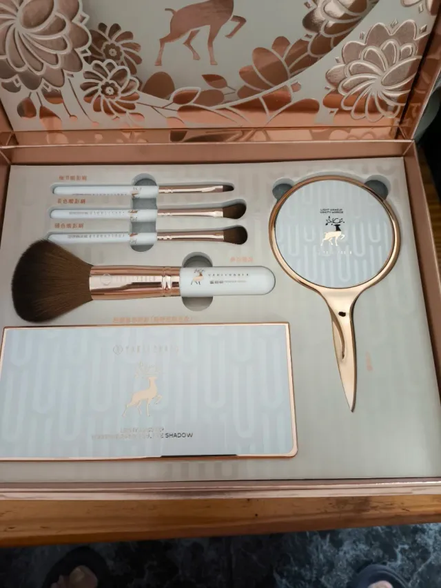 Caja de maquillaje dorada y rosa