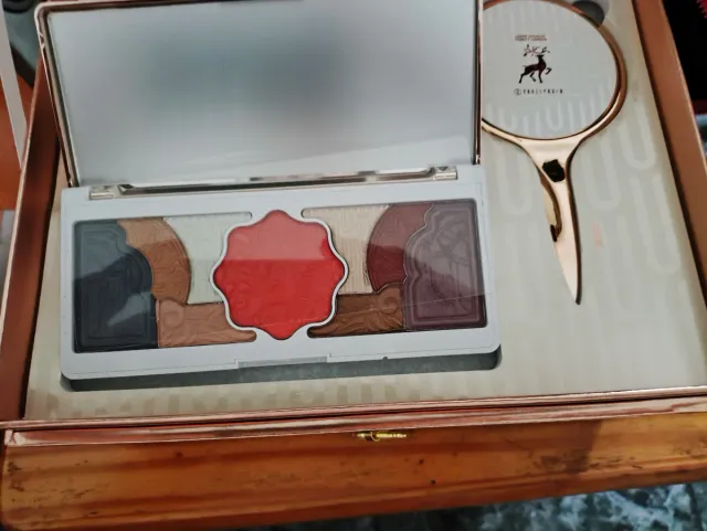 Caja de maquillaje dorada y rosa