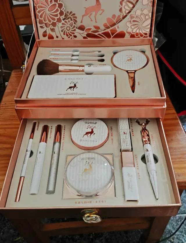 Caja de maquillaje dorada y rosa