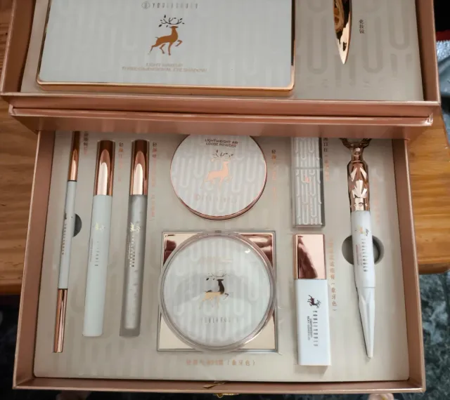 Caja de maquillaje dorada y rosa