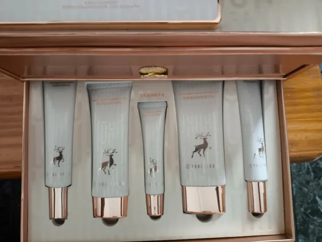 Caja de maquillaje dorada y rosa