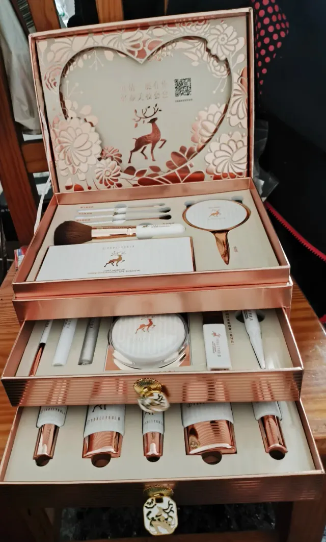 Caja de maquillaje dorada y rosa