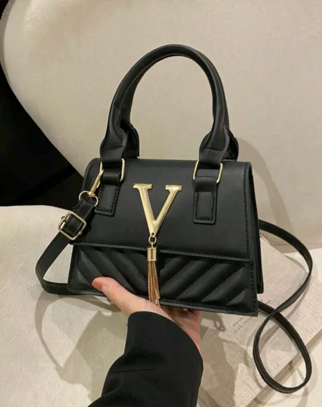 Bolso mini negro con detalles dorados