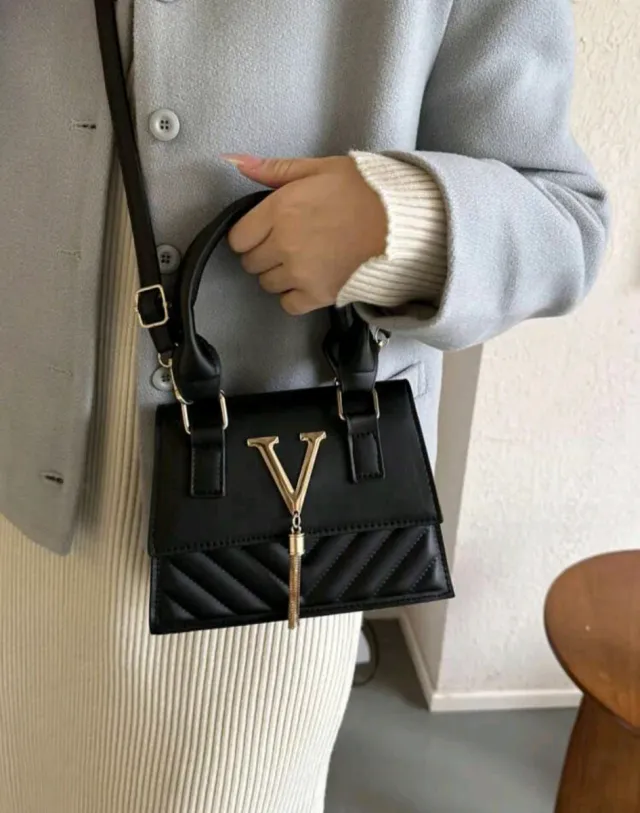 Bolso mini negro con detalles dorados