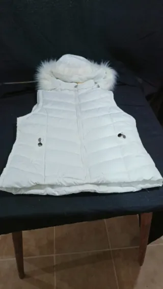 Chaleco blanco con capucha y pelo