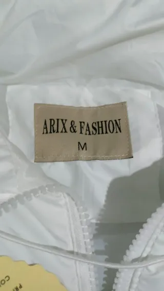 Chaleco blanco con capucha y pelo