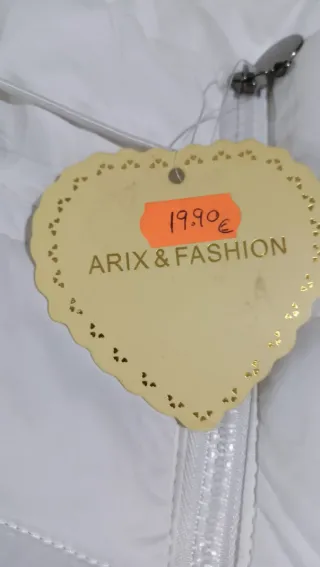 Chaleco blanco con capucha y pelo