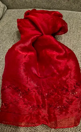 Foulard rojo con abalorios , acompañado de bolso
