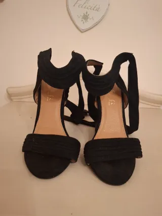 Sandali neri con tacco