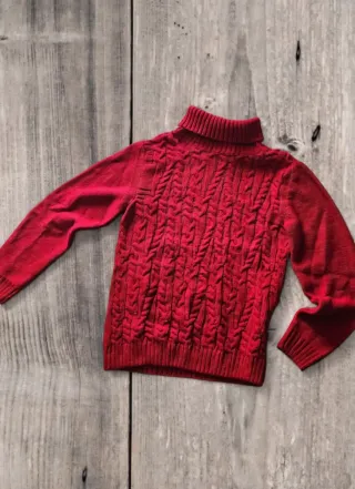 Maglione rosso dolcevita con trecce