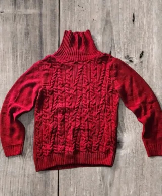 Maglione rosso dolcevita con trecce