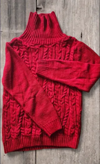 Maglione rosso dolcevita con trecce