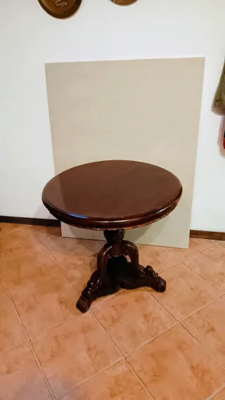 Tavolino rotondo in legno scuro