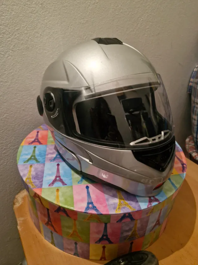 Casco de moto plateado