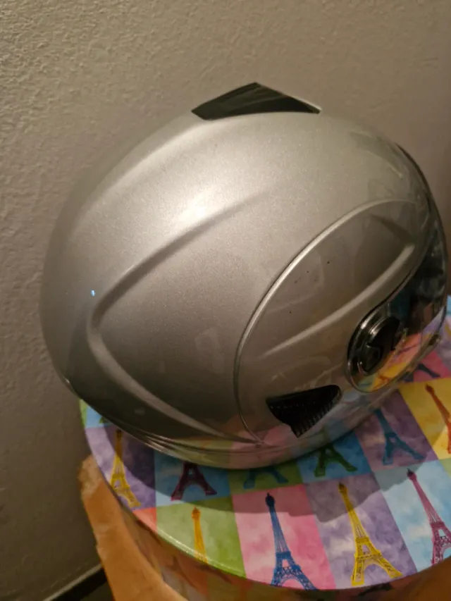 Casco de moto plateado