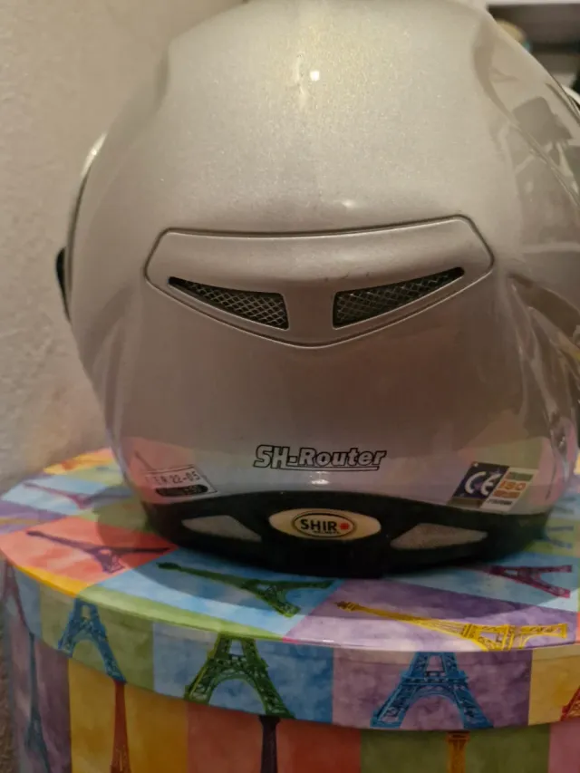 Casco de moto plateado