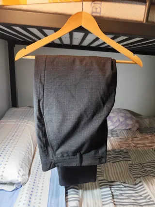 Pantalones de traje grises gama alta ZARA.