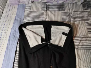 Pantalones de traje grises gama alta ZARA.