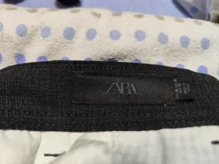 Pantalones de traje grises gama alta ZARA.