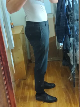 Pantalones de traje grises gama alta ZARA.