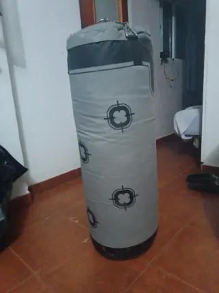 Saco de boxeo gris con dianas