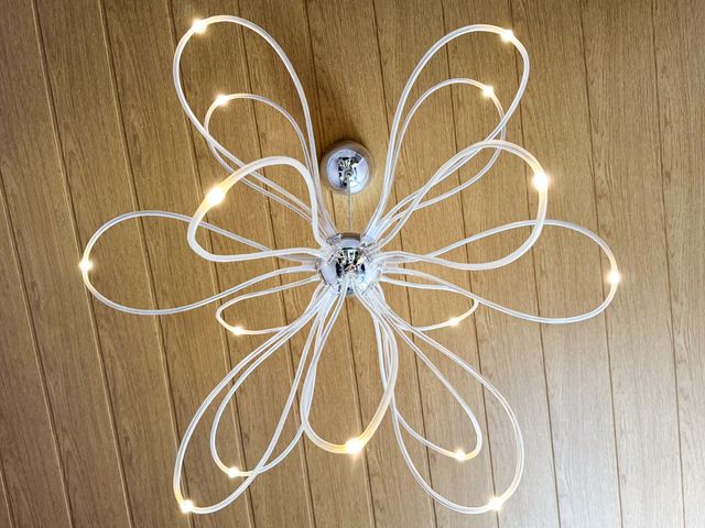 Lampada moderna IKEA con design a neuroni