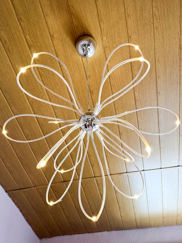 Lampada moderna IKEA con design a neuroni