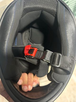 Casco de moto con cierre rápido