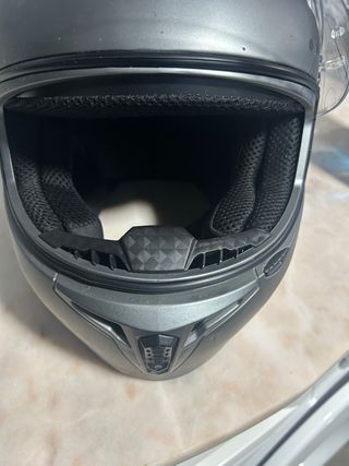Casco de moto con cierre rápido