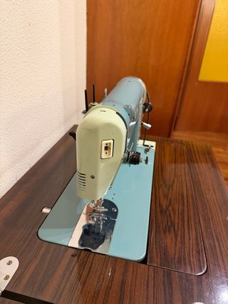 Máquina de coser Alfa azul vintage