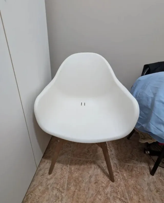 Silla blanca moderna patas madera