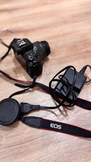 Fotocamera Canon mirrorless EOS 50 con obiettivo kit