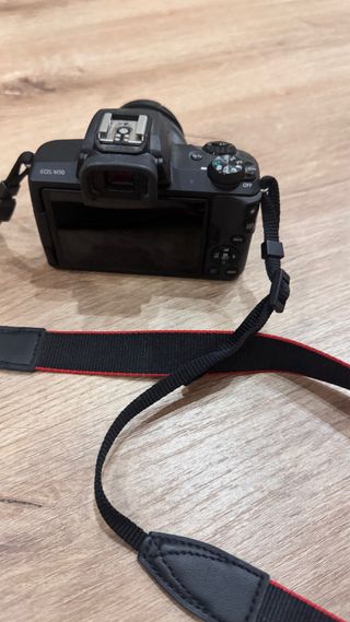 Fotocamera Canon mirrorless EOS 50 con obiettivo kit