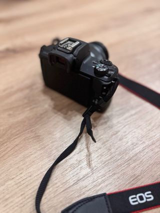 Fotocamera Canon mirrorless EOS 50 con obiettivo kit