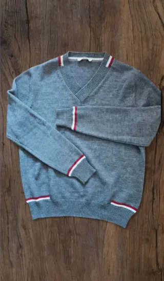 Maglione Grigio Scollo a V con Righe Rosse