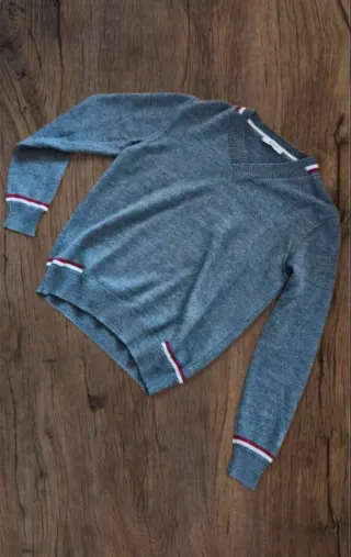 Maglione Grigio Scollo a V con Righe Rosse