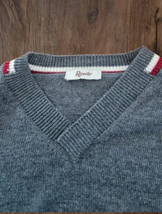 Maglione Grigio Scollo a V con Righe Rosse