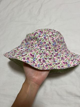 Gorro bucket reversible flores y cuadros