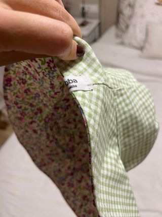 Gorro bucket reversible flores y cuadros