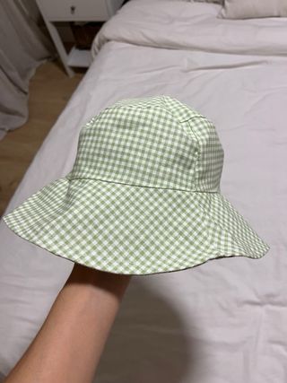 Gorro bucket reversible flores y cuadros