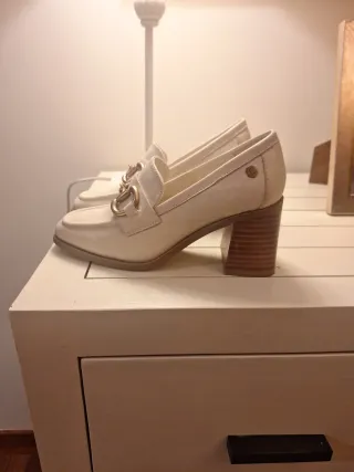 Zapatos mocasín tacón beige
