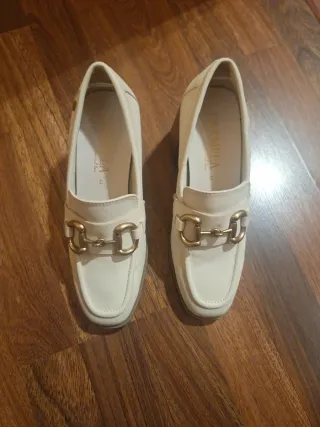 Zapatos mocasín tacón beige