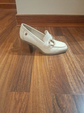 Zapatos mocasín tacón beige