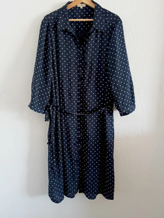 Vestido azul con lunares blancos