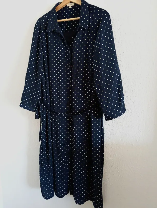 Vestido azul con lunares blancos