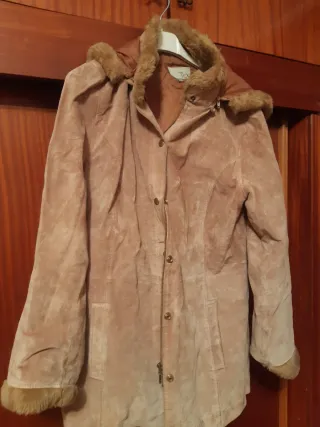 Chaqueta de gamuza camel con capucha