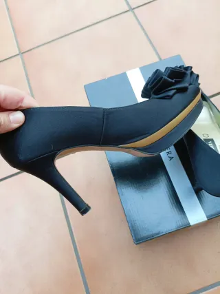 Zapatos de tacón despuntado negros con lazo.