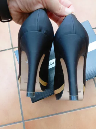 Zapatos de tacón despuntado negros con lazo.