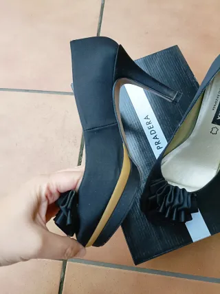 Zapatos de tacón despuntado negros con lazo.